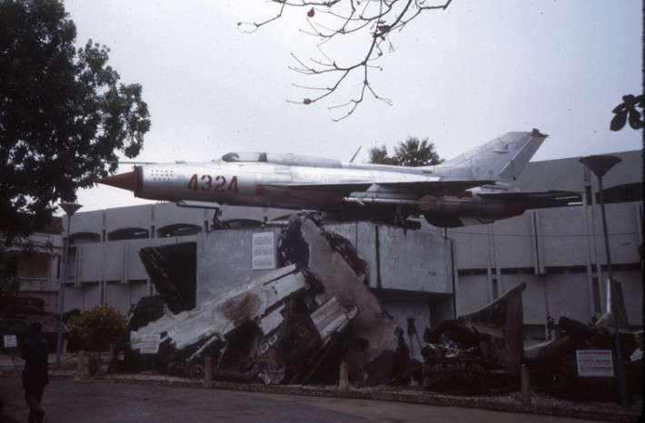 Chiếc máy bay MiG-21 huyền thoại đã 14 lần lập chiến công của Không quân Nhân dân Việt Nam được trưng bày tại Bảo tàng Quân đội (nay là Bảo tàng Lịch sử Quân sự Việt Nam), Hà Nội thập niên 1980.