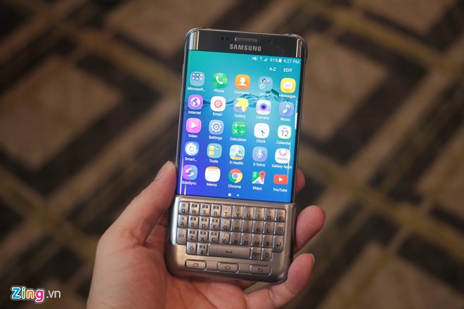 Dù Google đã ngưng hỗ trợ cho các thiết bị có bàn phím QWERTY từ những phiên bản Android đầu tiên, nhưng người dùng Samsung Galaxy S6 Edge Plus vẫn có thể trải nghiệm bàn phím này thông qua một phụ kiện dành riêng cho máy.