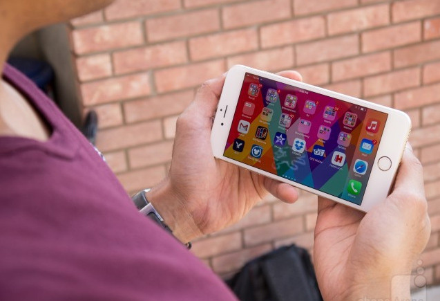 1: Apple iPhone 6 Plus. iPhone 6 Plus là đối thủ dễ thấy nhất của Samsung Galaxy Note 5, nhưng nếu như bạn đang cân nhắc giữa một trong hai con dế thì nên nhớ rằng, iPhone 6s Plus sắp được công bố vào ngày 9/9 tới đây. Nói cách khác, nếu đang phân vân giữa hệ sinh thái iOS với Note 5 thì bạn nên đợi thêm vài tuần xem Apple sẽ mang đến những gì mới mẻ ở lần cập nhật này. Còn nếu như bạn không thể đợi mà buộc phải mua ngay thì 6 Plus vẫn đáng lựa chọn, bởi nó kết hợp thiết kế đẹp mắt, chất lượng chế tác cao với hiệu năng mạnh mẽ, nuột nà, camera nhanh và đẹp. Ngoài ra, các tựa game và ứng dụng luôn đáp xuống iOS đầu tiên, đấy là chưa kể thời lượng pin cũng rất ấn tượng.