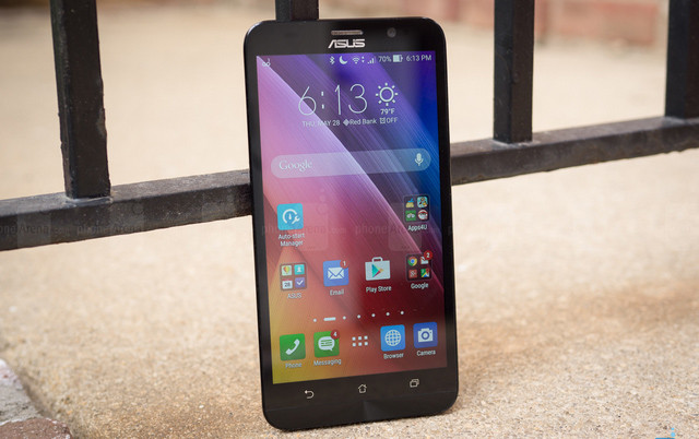5: Asus Zenfone 2. Asus tỏ ra khá khôn ngoan khi tấn công vào phân khúc trung cấp và bình dân của thị trường, thay vì tấn công thẳng vào thị trường cao cấp và đối đầu với những tên tuổi như Apple hay Samsung. Thiết kế có thể không chinh phục được khách hàng đòi hỏi cao, nhưng các tính năng phong phú của nó cho thấy tiềm năng trong chiến lược của thương hiệu Đài Loan. Cấu hình khá ổn với chip Intel Atom Z3580, hỗ trợ 4G LTE trong khi giá bán lại rất mềm. Nếu như bạn có thể chấp nhận một thiết kế không bóng bảy hút mắt thì đây là cách dễ dàng để tiết kiệm cho ví tiền.