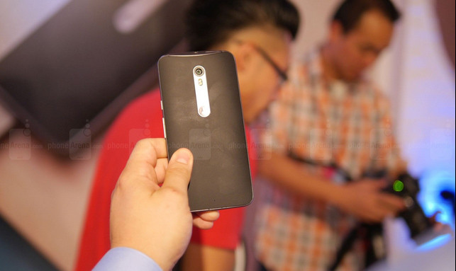 3. Motorola Moto X Pure Edition. Moto X Pure Edition là phiên bản phát hành riêng cho thị trường Mỹ của Moto X Style. Với giá khởi điểm 399.99 USD, X Pure Edition sở hữu màn hình 5.7 inch được bảo vệ bởi kính cường lực Gorilla Glass 3. Độ phân giải QHD 1440 x 2560 mang đến cho màn hình mật độ điểm ảnh cao ngất ngưởng là 520 ppi. Bên trong ruột máy là chipset 6 lõi Snapdragon 808 tốc độ 1.8 GHz và GPU Adreno 418. RAM 3GB kết hợp với 3 lựa chọn bộ nhớ 16GB/32GB/64GB. Những ai có nhu cầu lưu trữ nhiều sẽ thở phào nhẹ nhõm nhờ khe cắm thẻ nhớ hỗ trợ tối đa đến 128GB.Theo lời Motorola thì camera chính 21MP của X Pure Edition là camera xuất sắc nhất mà hãng từng sản xuất. Cả camera mặt trước lẫn mặt sau đều có độ mở ống kính f/2.0. Máy hỗ trợ 4G LTE và được tráng lớp sơn nao chống mưa nhỏ và rớt nước.