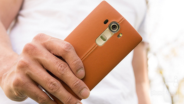 2: LG G4. LG G4 là smartphone Android đầu bảng mang đến cho bạn sự cơ động và hàng loạt lựa chọn mà các fan Android luôn mong muốn. Khác với Samsung, G4 hội tụ đủ 2 tính năng đã bị tước bỏ ở S6 lẫn Note 5 là khe cắm thẻ nhớ microSD và tháo rời/thay thế pin. Bên cạnh đó, con dế 5.5 inch này cũng được thiết kế khá đẹp mắt với ốp lưng bằng da thật. Camera tốt một cách đáng ngạc nhiên, chụp ảnh đẹp trong nhiều điều kiện ánh sáng khác nhau. Nhiều vấn đề ở G3 đã được khắc phục như thời lượng pin, độ nét giả tạo của màn hình hay đôi khi chạy bị trễ, giật.