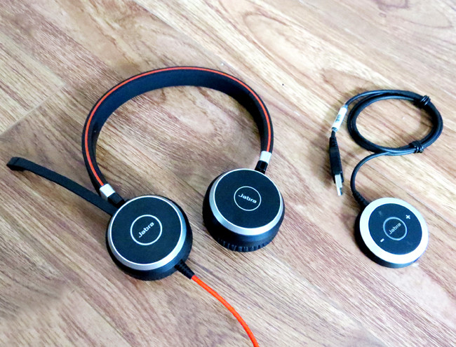 Đáng chú ý, cùng với mẫu Evolve 80, hãng Jabra cũng vừa giới thiệu tại Việt Nam mẫu Evolve 40, trang bị khả năng khử tiếng ồn với giá bán “mềm” hơn, vào khoảng trên 3 triệu đồng.