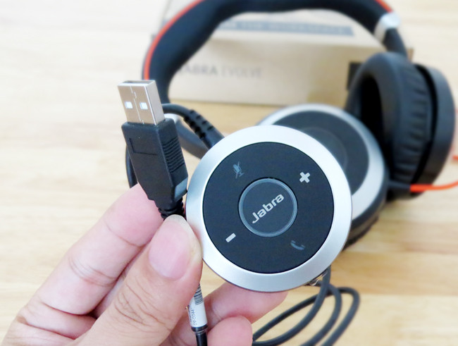 Đáng chú ý, với Evolve 80, hãng tai nghe Đan Mạch Jabra còn trang bị khả năng chuyển cuộc gọi thông minh (Intelligent Call Transfer), cho phép người dùng ứng dụng Skype for Business trên máy tính, điện thoại bàn có thể nhanh chóng thay đổi sang điện thoại di động, máy tính bảng.