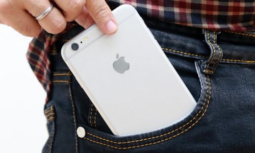 4. Để smartphone trong túi quần phải. Một trong những lý do để người dùng thay đổi thói quen này chính là việc điện thoại dễ trở nên hư hỏng. Vỏ nhôm đang trở thành xu hướng thiết kế smartphone thời thượng hiện nay, nhưng loại chất liệu này lại rất dễ móp méo và trầy trước. Trong khi đó đa phần người dùng Việt Nam chạy xe máy và thuận tay phải, do vậy những lúc dắt xe thường dễ tì đùi phải vào hông xe, có thể gây cấn điện thoại. Giải pháp xử lý đơn giản là có thể đổi sang túi trái (nếu có thói quen dắt xe bên phải, và ngược lại) hoặc an toàn hơn là bỏ vào một ngăn chuyên dụng đựng điện thoại trong túi xách, ba lô.