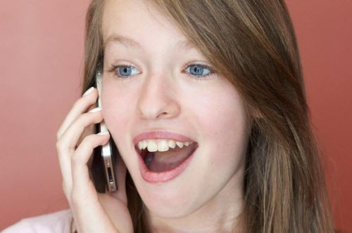 2. Đặt điện thoại vào tai ngay khi vừa thực hiện cuộc gọi. Sóng điện thoại lúc đang thiết lập cuộc gọi đã được một số nghiên cứu chứng minh là mạnh hơn so với lúc duy trì cuộc gọi. Mặc dù mức sóng đó có gây ảnh hưởng tới não con người hay không vẫn còn khá mơ hồ, nhưng tốt hơn hết người dùng smartphone hãy khoan đưa điện thoại lên tai ngay khi vừa bấm nút gọi. Smartphone và cả điện thoại cơ bản đều có tính năng bắt đầu đếm thời gian cuộc gọi khi hai bên đầu dây đã nói chuyện với nhau. Người dùng có thể nhìn thông tin này trên màn hình từ xa để đưa điện thoại lên tai đúng thời điểm, hoặc chỉ nên đưa điện thoại lên sau một thời gian kể từ lúc nhấn gọi.