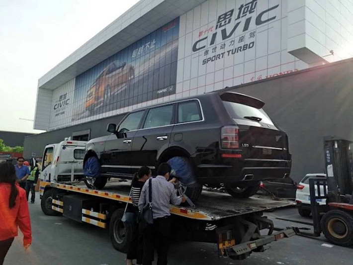 Mẫu xe của Beijing Auto về cơ bản là phiên bản Mercedes GLK đổi logo, chính vì vậy Hongqi LS5 đã được ưa chuộng hơn. Dòng xe này sẽ chỉ được sản xuất với số lượng nhỏ cho trung ương và không được bán cho người dân thường.