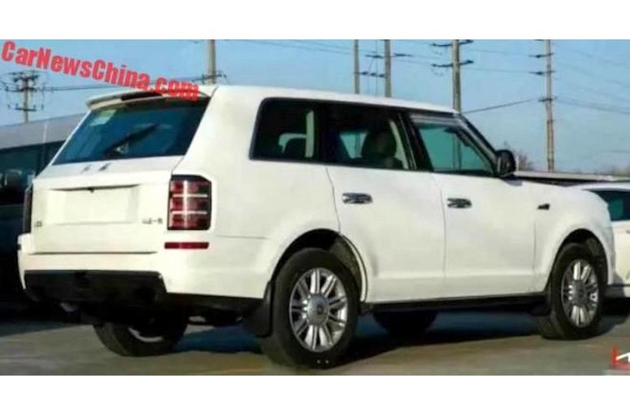 Ở phía sau, mối liên hệ với Range Rover càng thể hiện rõ với cặp đèn hậu đặt dọc, nằm trong tổng thể đuôi xe với thiết kế đơn giản. Dòng chữ Hongqi viết bằng chữ Hán nằm chính giữa đuôi xe. Dù trông có vẻ như sử dụng công nghệ LED nhưng trên thực tế, đèn hậu của LS5 chỉ là các bóng sợi đốt bình thường được "giấu" trong những dải nhựa.