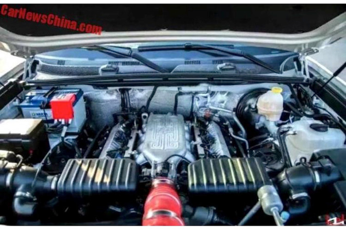 Hệ động lực của Hongqi LS5 gồm có động cơ 4.0l V8 tăng áp kép chạy xăng với công suất tối đa 381 mã lực cùng mô-men xoắn cực đại 530 Nm, đi kèm hộp số tự động 8 cấp và hệ dẫn động 4 bánh. Hiện chưa rõ động cơ này được Hongqi tự chế tạo hay mua từ một hãng xe hơi khác.