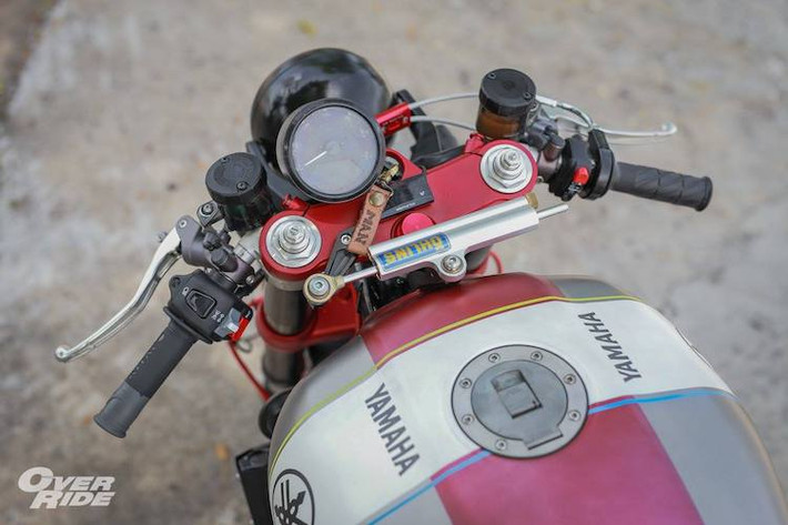 Theo đúng phong cách cafe racer, chiếc xe đã được trang bị cặp ghi-đông clip-on nằm bên dưới chảng ba trên. Nằm phía trên tay lái là các phụ tùng nâng cấp như cùm phanh cùng cùm côn dầu Magura, bình dầu Brembo, trợ lực Ohlins, bảng đồng hồ rút gọn và đồng hồ báo điện bình của Koso.
