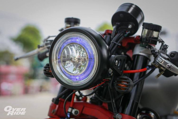 Chiếc XJR1300 nguyên bản đã được tháo bỏ toàn bộ các chi tiết, chỉ giữ lại bộ khung và máy để bắt đầu độ. Ở phía trước, chiếc xe vẫn có đèn pha dạng "gáo dừa" cổ điển, nhưng được nâng cấp chóa đèn LED với vòng sáng xanh hiện đại hơn và cặp đèn pha "hột vịt" với lưới che đối xứng hai bên.
