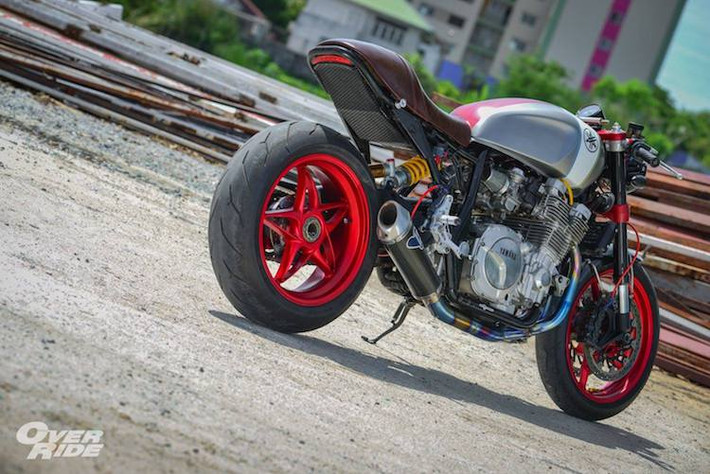 Ở phía sau, phần khung phụ của XJR1300 đã được rút ngắn và uốn lại, tạo điểm bắt chiếc yên theo phong cách cafe racer bọc da cổ điển cho xe. Giấu ở bên dưới yên sau là cụm đèn hậu LED nhỏ gọn cùng với bình ắc quy Antigravity siêu gọn. Hệ thống điện của chiếc xe cũng được giấu gọn.