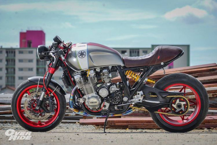 Ngoài ra, bộ khung và động cơ 4 xi-lanh thẳng hàng nguyên bản của XJR1300 là "nguyên liệu" hoàn hảo để "pha" một bản độ cafe racer đúng chất. Chính vì vậy, sau nhiều năm sở hữu chiếc XJR1300 ở dạng nguyên bản, một chủ xe tại Thái Lan đã tìm cách độ lại nó thành dáng cafe racer thể thao và có cảm giác lái như những superbike đời mới.