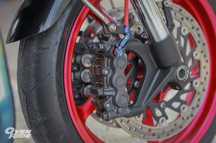 Toàn bộ dàn đầu xe nguyên bản cũng đã được chủ xe thay thế với cặp phuộc USD được lấy từ Yamaha R1 đời 2011, cùng với mâm trước 5 cây và đĩa phanh cùng heo 6 pis cũng từ R1. Lốp trước là loại Pirelli Diablo Rosso Corsa với kích thước 120/70/17, tăng độ bám đường và cảm giác lái cho XJR1300.