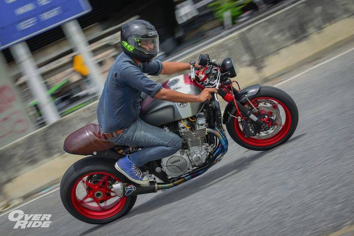 Mẫu naked-bike cỡ lớn Yamaha XJR1300 được một người đam mê xe thuộc lứa tuổi trung niên sở hữu trong nhiều năm, sau khi độ lại đã trở thành một chiếc cafe racer cực "chất" với cảm giác điều khiển như superbike