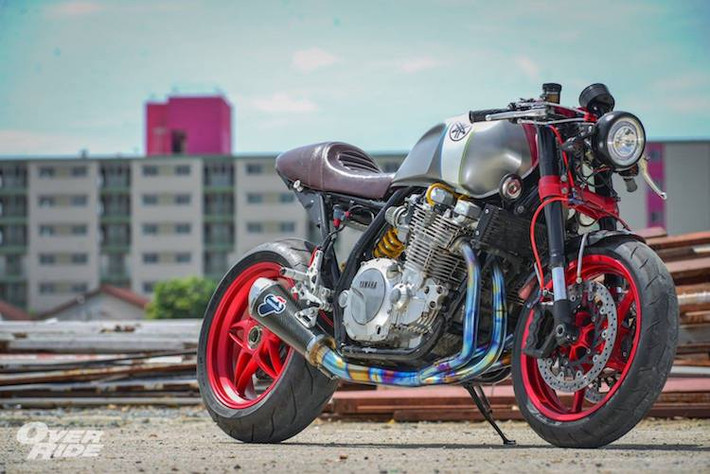 Tương tự như Honda CB400 và CB1300SF, mẫu xe môtô Yamaha XJR1300 là phiên bản lớn hơn của chiếc XJR400. Ở dạng nguyên bản, XJR1300 có kiểu dáng của một chiếc naked bike điển hình, phù hợp với nam giới ở mọi độ tuổi khác nhau.
