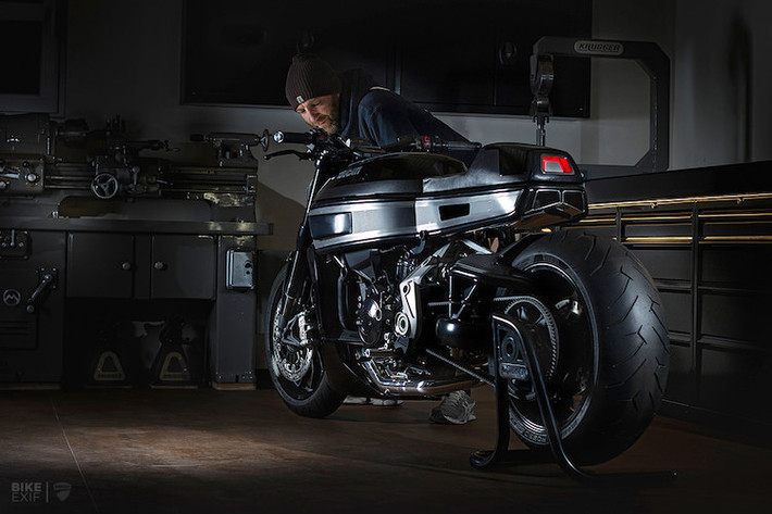 Phần thân xe chạy từ phía trước ra sau tạo thành một đường thẳng cũng khiến chiếc XDiavel S của Krugger trông gọn gàng hơn. Trong khi đèn trước được giữ nguyên thì ở phía sau, Krugger đã "thửa riêng" cho chiếc xe một bộ đèn hậu mới bằng inox và nhựa trong Plexiglass. Chỉ tính riêng bộ đèn hậu này đã tốn của ông mất 8 ngày làm việc.
