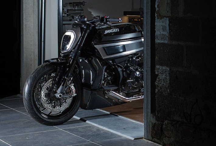Sau cuộc nói chuyện này, một chiếc XDiavel S mới tinh đã được chuyển tới xưởng của Krugger ở Bỉ với yêu cầu đơn giản: chiếc xe vẫn phải là một mẫu cruiser. Ông đã bắt đầu việc độ chiếc xe bằng cách giữ nguyên dàn đầu nguyên bản của XDiavel S, chỉ hạ thấp phuộc trước 50 mm. Cụm đèn pha LED trước khá ấn tượng của XDiavel được giữ nguyên.