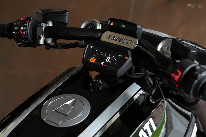 Do Ducati yêu cầu Krugger phải giữ XDiavel S ở kiểu dáng cruiser nên thay vì tay lái clip-on thể thao, ông đã thay ghi-đông nguyên bản của xe bằng loại drag ba rộng ngang nhưng vẫn có chiều cao lớn. Trong khi đó, dàn để chân phía trước của chiếc xe được đẩy lùi về phía sau tương tự như những chiếc Diavel thường, thay vì vươn phía trước ở XDiavel nguyên bản.