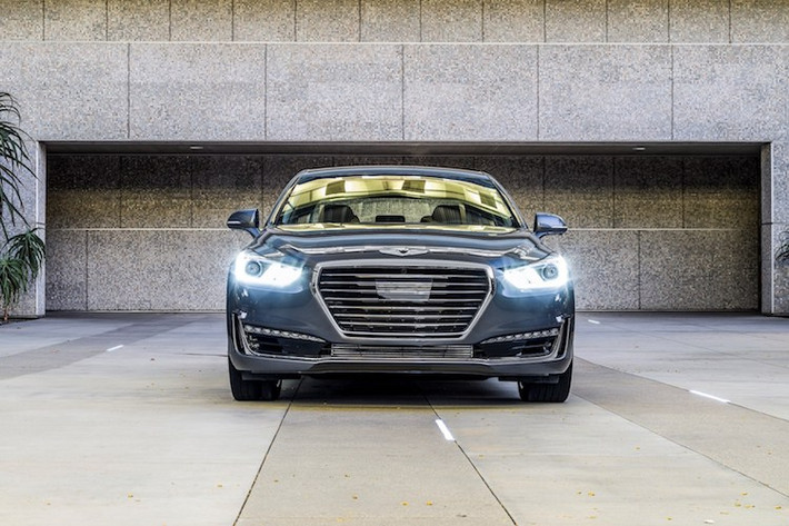 Về thiết kế, Genesis G90 2018 không có sự khác biệt so với đời 2017. Thay đổi duy nhất của chiếc xe ở bên ngoài là cặp đèn pha LED ở phía trước với tính năng "bẻ cong" luồng sáng theo hướng quay của trục trước được trang bị ở mọi phiên bản của chiếc xe.