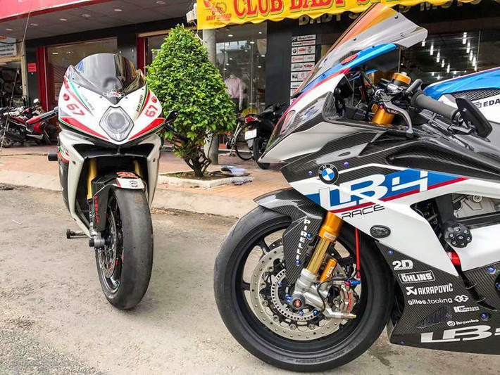"So dáng" cùng MV Agusta F4RR là BMW S1000RR, cũng được độ một loạt "đồ hiệu" để gần tương đương với một chiếc xe đua WSBK chuyên nghiệp. S1000RR là mẫu siêu môtô đã không còn xa lạ với dân chơi xe tại Việt Nam. Có số lượng khá nhiều, siêu môtô BMW cũng thường xuyên được các biker độ lại.