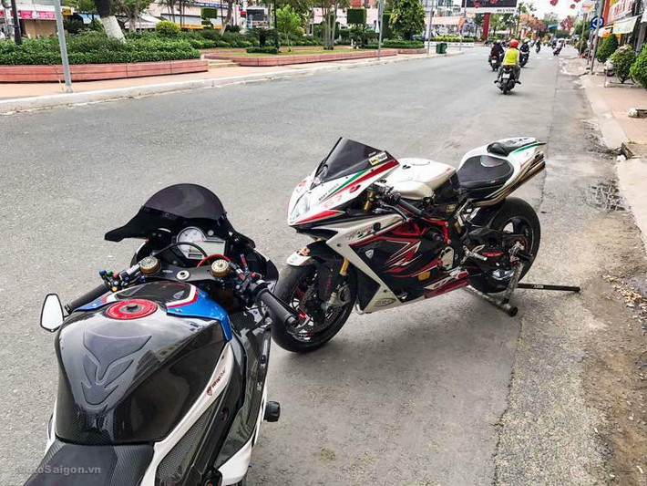 Ở dạng nguyên bản, siêu môtô này vốn đã được trang bị những phụ tùng "hàng hiệu" như phuộc Ohlins điều chỉnh điện, phanh Brembo M50... cùng một loạt các hệ thống hỗ trợ người lái cao cấp như chuyển số nhanh, hệ thống điều khiển lực kéo, hệ thống lái đa chế độ. Trọng lượng xe được giảm xuống tối đa nhờ có nhiều chi tiết làm từ sợi carbon, titan...