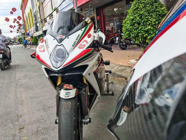 Tuy nhiên chưa bằng lòng với chiếc siêu môtô F4RR nguyên bản, chủ xe tại Việt Nam đã còn nâng cấp nó với một loạt các phụ tùng "hàng khủng" khác. Trong đó nổi bật nhất phải kể tới cặp mâm Rotobox bằng sợi carbon được thiết kế dành riêng cho dòng F4. Có giá khoảng 100 triệu đồng, bộ mâm Rotobox trên chiếc F4RR này được nhập từ Slovenia.
