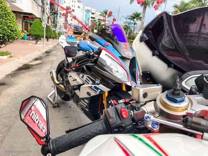 Bên cạnh mâm, chiếc xe cũng được độ thêm một số chi tiết khác như hai bình dầu thắng và bình dầu côn CNC nguyên khối của hãng độ MotoCorse Nhật Bản, cùm phanh Brembo Rossi, cùm côn Brembo Billet... MV Agusta F4RR sở hữu động cơ 4 xi-lanh thẳng hàng 998 cc với công suất 201 mã lực và tốc độ tối đa đạt 300 km/h (giới hạn điện tử).