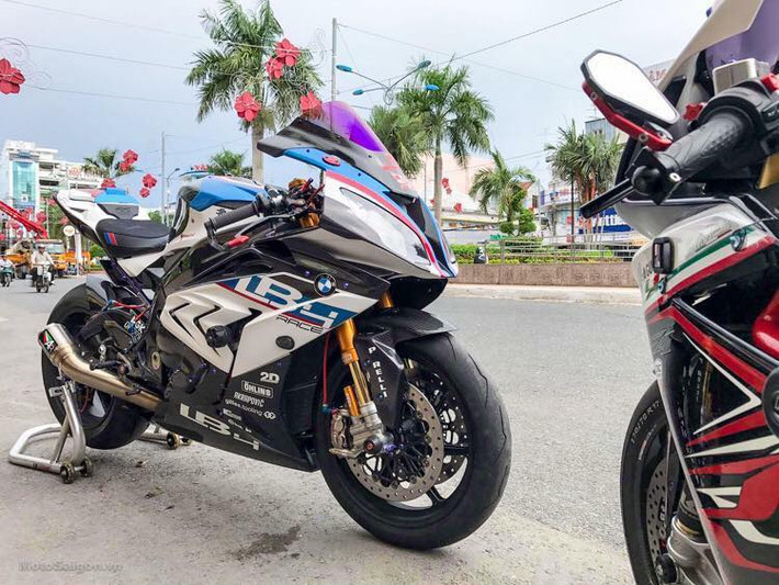 Trên chiếc xe này, chủ nhân của nó đã giảm tối đa trọng lượng khi trang bị dàn vỏ bằng sợi carbon siêu nhẹ của hãng Ilmberger. Trong khi đó, "dàn chân" chiếc xe cũng đã được thay thế toàn bộ với cặp mâm Marchesini Genesi M7RS, phuộc trước Ohlins FGR300, phuộc sau Ohlins TTX GP, phanh trước Brembo Monobloc GP, phanh sau Brembo Moto3.
