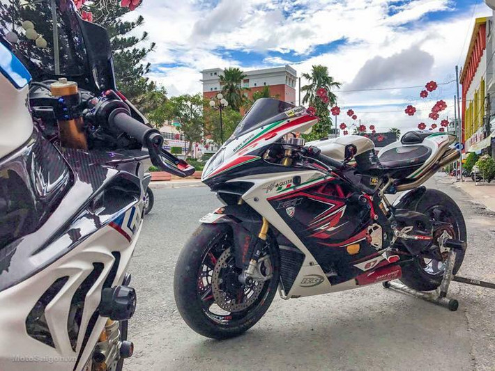 Trong 2 chiếc siêu môtô này, MV Agusta F4RR là hàng "cực hiếm" tại Việt Nam khi tới hiện tại, nó vẫn là chiếc đầu tiên và duy nhất có mặt ở nước ta. Khi về Việt Nam, giá trị sau thuế của nó ước tính khoảng 52.000 USD (hơn 1 tỷ đồng). Về cơ bản, MV Agusta F4RR là phiên bản nâng cấp của dòng F4, với cấu hình gần với xe đua WSBK.
