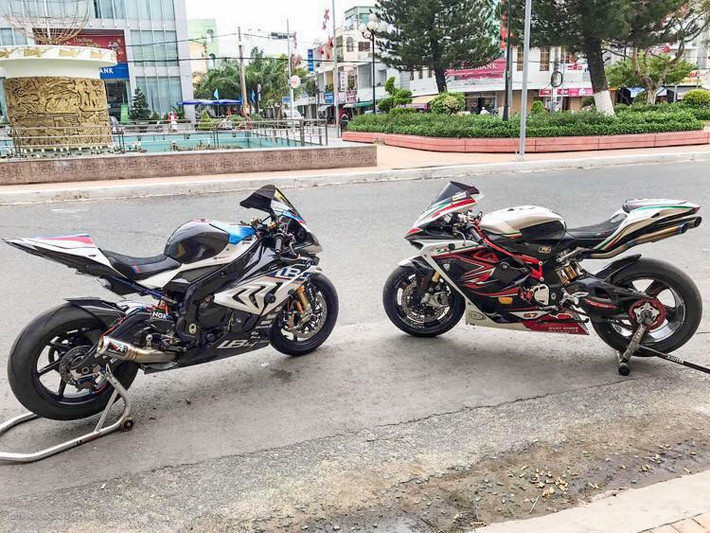 Đều là những siêu môtô hàng khủng, đình đám nhất tại Việt Nam, 2 chiếc xe BMW S1000RR và MV Agusta F4RR đã có dịp hội tụ tại Long Xuyên. Điều đặc biệt ở 2 chiếc xe này đó là chúng đều đã được những chủ nhân độ lại "full bài" với dàn phụ tùng nâng cấp đắt giá, khiến đẳng cấp và hiệu năng đều được tăng lên.
