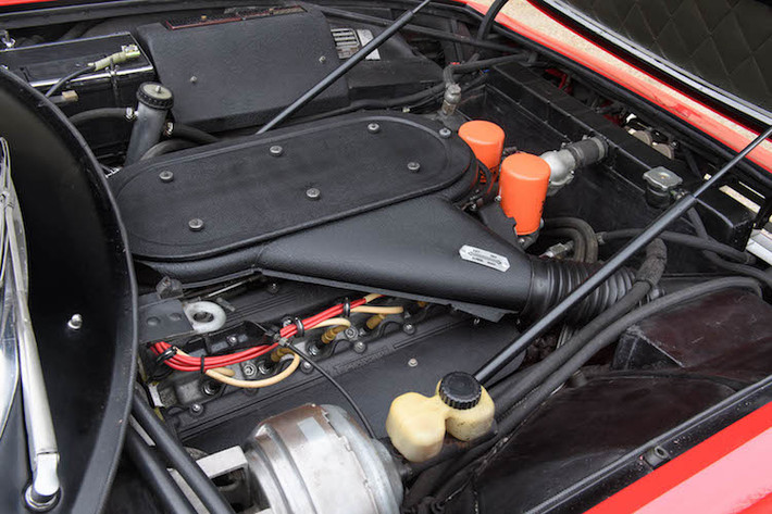 Cung cấp sức mạnh cho Ferrari Daytona là khối động cơ V12 4.4l 2 van/xi-lanh nạp khí tự nhiên thuộc họ máy Colombo với góc chữ V 60 độ, sử dụng chế hòa khí Weber, cho công suất tối đa 352 mã lực. Sức mạnh động cơ được truyền tới cầu sau qua hộp số sàn 5 cấp.