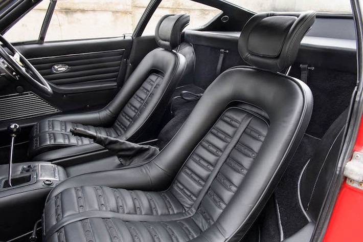 Cũng giống như những "hậu duệ" ngày nay như F12Berlinetta hay 812 Superfast, Daytona chỉ có 2 chỗ ngồi. Ở phía sau lưng ghế ngồi là một hộp chứa đồ lớn, đồng thời chiếc xe cũng có cốp độc lập ở phía sau. Các ghế ngồi của Daytona được thiết kế theo đúng kiểu xe đua với các hoa văn nằm ngang, vẫn được Ferrari sử dụng cho tới chiếc 599 GTB.