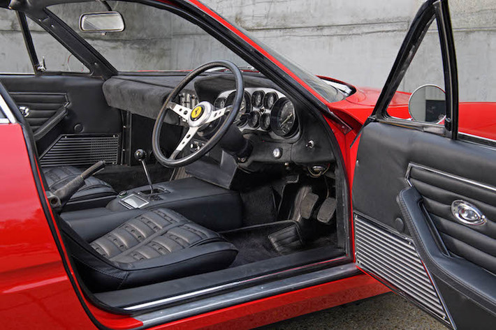 Là một siêu xe du lịch sang trọng (GT), Ferrari Daytona có nội thất cao cấp ngay cả khi so với tiêu chuẩn ngày nay. Toàn bộ cabin của chiếc xe đã được bọc trong da và nhung thượng hạng và mặc dù không có những hệ thống giải trí hiện đại, tuy nhiên chiếc xe vẫn được trang bị một đầu radio.
