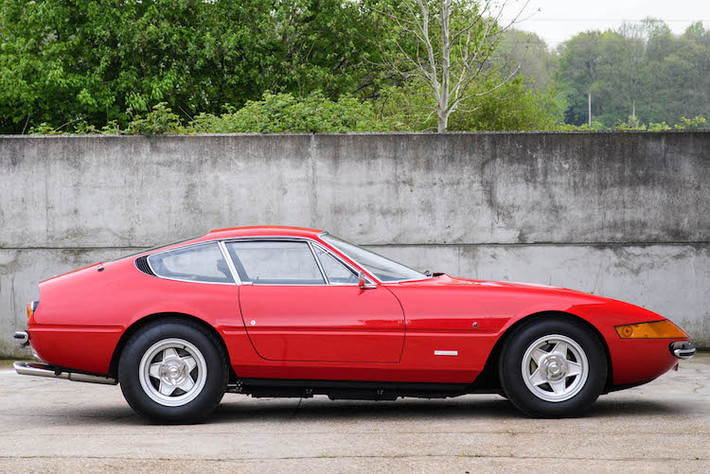 Trong lịch sử, hãng siêu xe Ferrari sản xuất được khoảng gần 1300 chiếc Daytona. Trong số đó, chỉ có 158 chiếc có tay lái nghịch. Do Elton John là người Anh và sống ở Anh Quốc, chính vì vậy chiếc Daytona của ông là 1 trong số 158 chiếc hiếm hoi có tay lái nghịch.