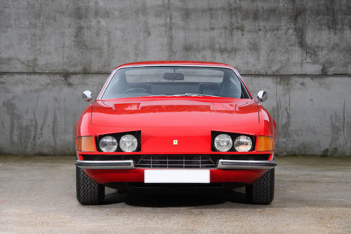 Chiếc Ferrari Daytona trong bài viết này đã được Elton John mua vào năm 1973, ngay sau khi album Goodbye Yellow Brick Road của ông chiếm những vị trí cao trong các bảng xếp hạng doanh số ở khắp Thế giới. Thành công từ album đã khiến cho Elton John có đủ tiền mua siêu xe đẳng cấp này.