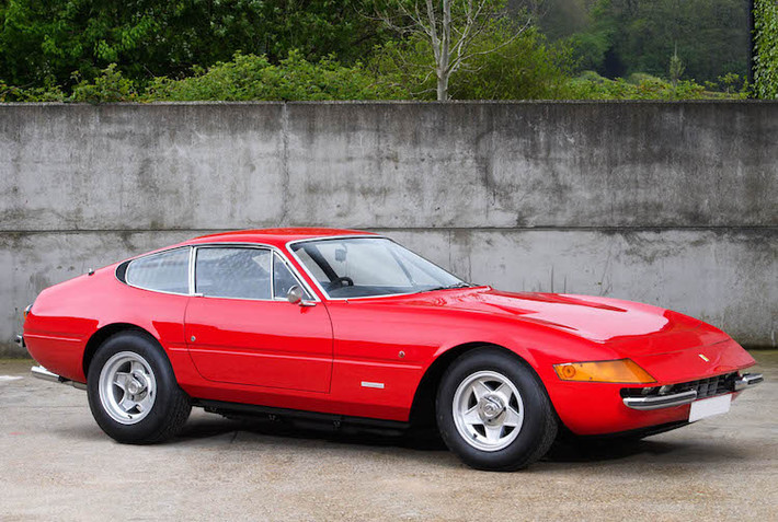 Được sản xuất từ năm 1968 tới năm 1973, siêu xe Ferrari Daytona 365 GTB/4 được mệnh danh là một trong những chiếc Ferrari động cơ đặt trước nổi tiếng nhất và thành công nhất trên đường đua. Là một siêu xe đẳng cấp cao, đương nhiên Daytona cũng nằm trong bộ sưu tập của nhiều người nổi tiếng trong thập niên 70, bao gồm cả ca sĩ Elton John người Anh.