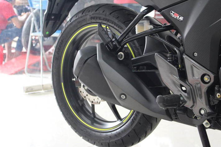 Ngoài màu tem mới, thay đổi lớn nhất trên Honda Hornet CB 160R 2017 là trang bị phanh đĩa cho bánh sau. Lốp sau kích thước 140/70-17, giảm xóc loại monosock quen thuộc.