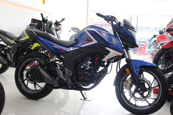 Honda Hornet CB 160R 2017 được nhập khẩu thông qua một đại lý tư nhân trên đường Âu Cơ tại Sài Gòn với giá 73 triệu đồng. Mức giá khá tốt so với năm ngoái, khi một số đại lý tư nhân báo giá hơn 80 triệu đồng cho một chiếc Hornet CB 160R đời 2016.