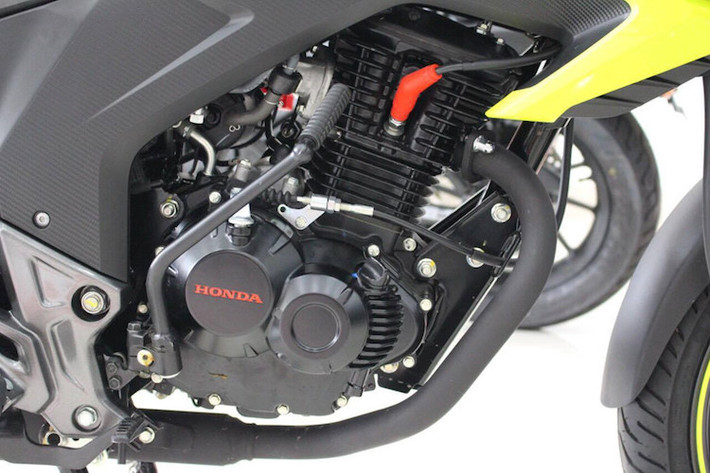 Ở phiên bản 2017, mẫu xe CB Hornet 160R vẫn dùng động cơ xy-lanh đơn, 162,7 phân khối, làm mát bằng không khí, công suất 15,7 mã lực tại 8.500 vòng/phút và mô-men xoắn cực đại 14,7 Nm tại 6.500 vòng/phút, hộp số 5 cấp, tốc độ tối đa 110 km/h.