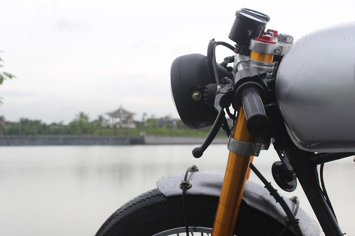 Phuộc hành trình ngược (Upside down) nổi bật ở phần trước xe.