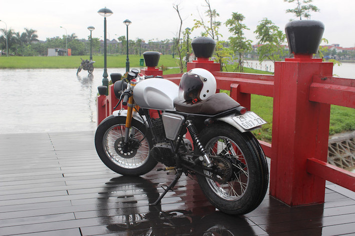 Xe được độ lại theo phong cách cafe racer với yên xe chỉ dành cho một người ngồi.