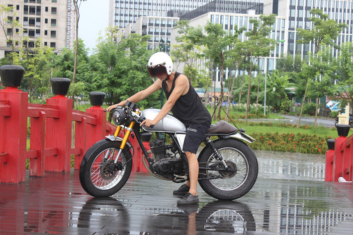 Bình xăng gò theo dáng dấp bình xăng của dòng xe Triumph và được sơn màu bạc để hợp hơn với yên xe màu nâu đậm.