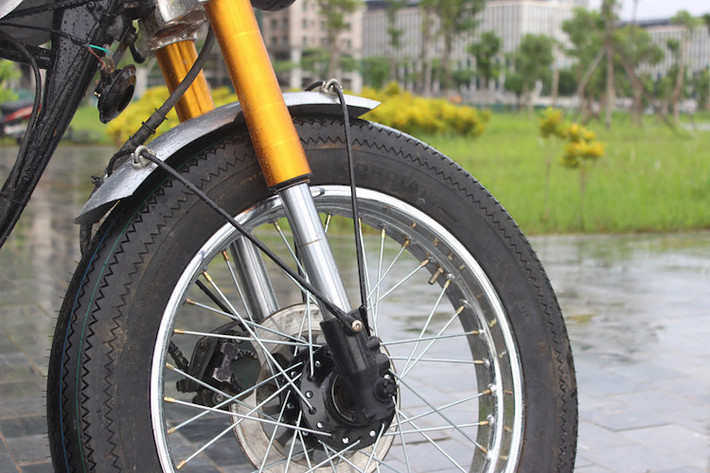 Xe sử dụng phanh đĩa phía trước, phanh tang trống phía sau.