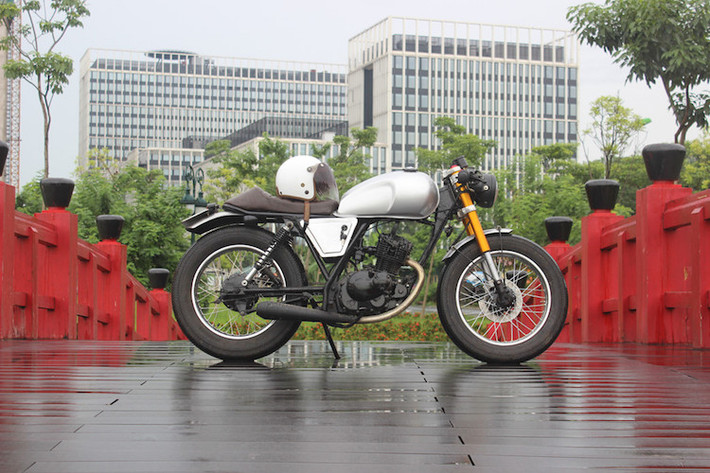 Chiếc xe côn tay Suzuki GN125 được xưởng độ Dreamers độ lại mang dáng vẻ khác xa ban đầu.