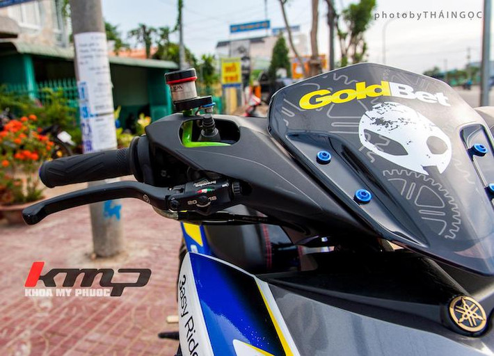Trong khi đó, bên còn lại cũng đã được độ cùm phanh Brembo RCS 12 cùng bình dầu AEM Titan. Phần mặt nạ trước của chiếc xe gắn vào phần đầu NVX nhờ những con ốc Proti titan nổi bật.