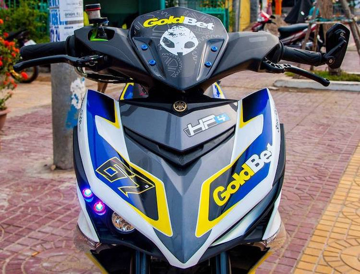 Lấy cảm hứng từ "mắt lé" của chiếc superbike BMW S1000RR, cặp đèn demi nguyên bản của chiếc xe côn tay Exciter độ đã bị bịt kín một bên, trong khi bên còn lại độ đèn LED L4 và các đèn LED kiểng màu xanh. Toàn bộ phần đầu kèm đèn pha nguyên bản của Exciter đã được thay bằng đầu từ chiếc xe tay ga thể thao NVX 155.