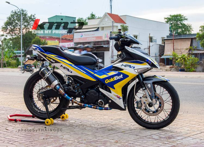 Tuy nhiên, vẫn có không ít biker tại Việt Nam ưa chuộng kiểu dáng bánh căm và độ ngược loại loại vành này cho Exciter 150. Chủ nhân người An Giang của chiếc xe trong bài viết là một ví dụ, khi anh đã độ kiểng lại chiếc xe với bánh căm cùng hàng loạt phụ tùng "hàng hiệu" để khiến nó trở nên không "đụng hàng".