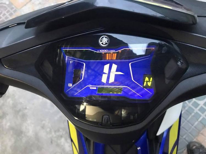 Không chỉ có phần đầu, bảng đồng hồ là màn hình LCD đơn sắc đặc trưng của Yamaha NVX cũng đã được độ vào chiếc Exciter. Đương nhiên hệ thống van biến thiên VVA của NVX không được độ vào xe, chính vì vậy khu vực đèn báo VVA trên màn hình đã bị "cưa" ra và thay thế bằng đèn báo số. Mọi chức năng khác của đồng hồ không có sự thay đổi.