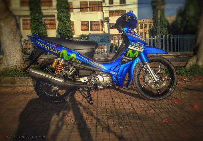 Sở hữu chiếc Jupiter biển số đẹp, một biker tại An Giang đã quyết định khiến chiếc xe này trở nên "chất chơi" hơn khi "dọn mới" lại theo phong cách kiểng. Hiện tại, giá một chiếc Jupiter MX trên thị trường xe cũ khá rẻ, tuy nhiên bản độ này đã có tổng giá trị đắt hơn chiếc xe vài lần bởi những phụ tùng nâng cấp khủng.